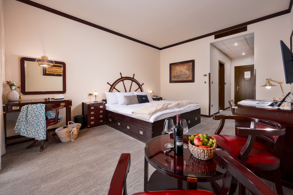 Deluxe Double Room, 1 King Bed, Balcony, Sea View photo 2