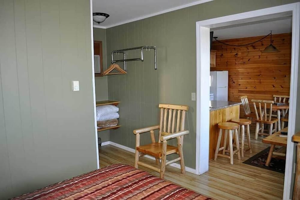 Room, 1 Queen Bed, Lake View (And Sitting Area) photo 2