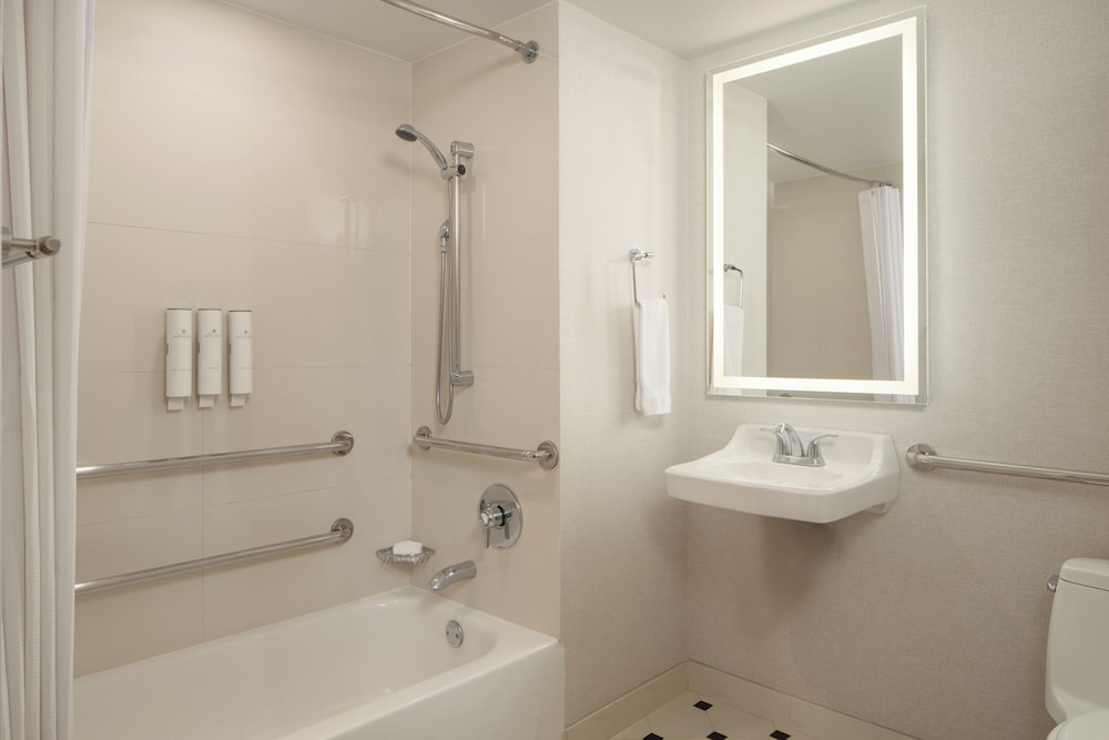 Executive Room, 1 Queen Bed, Accessible, Bathtub