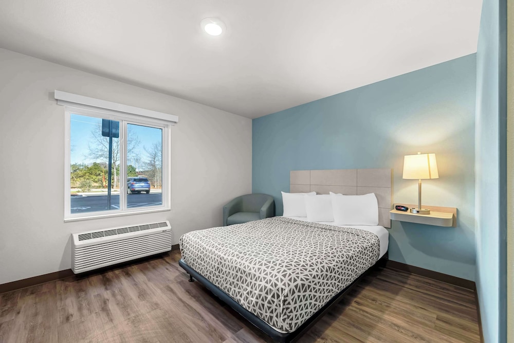 Suite, 1 Queen Bed, Accessible, Non Smoking (Roll-in Shower) photo 2