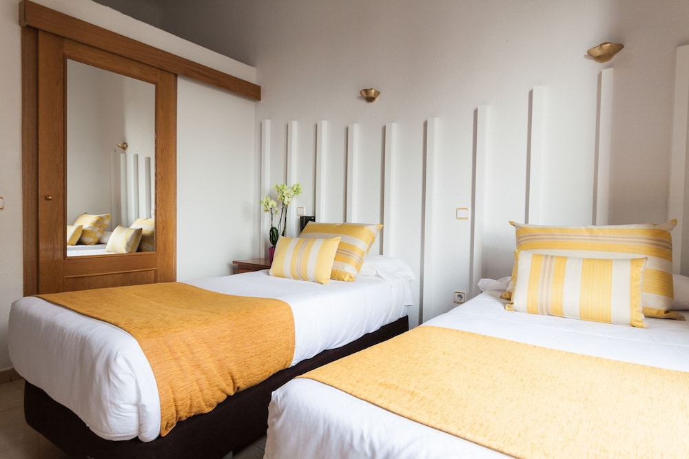 Twin Room, City View photo 2