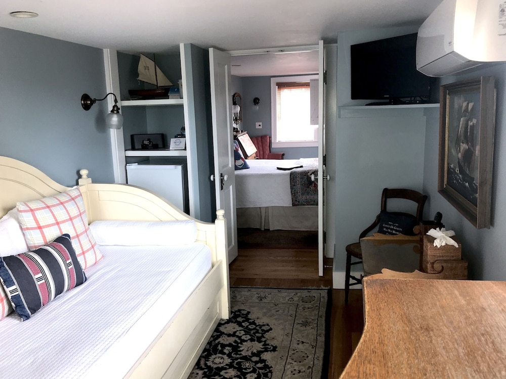 Two-Bedroom Mini Suite Room 2 photo 3