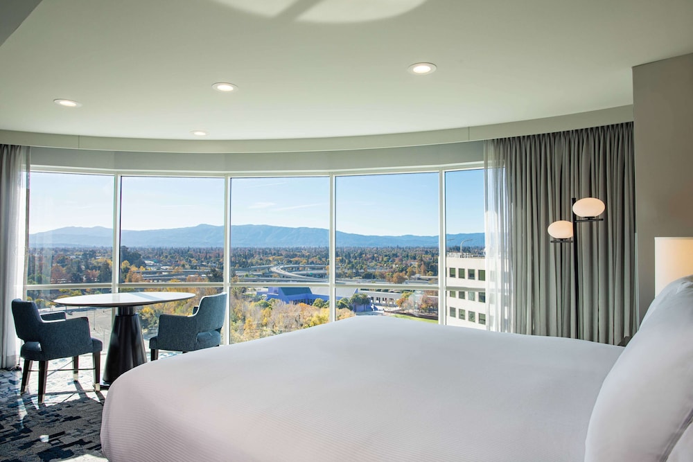 Executive Suite, 1 King Bed, Club Lounge Access