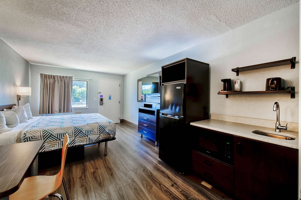 Standard Room, 1 King Bed, Accessible, Non Smoking - Photo 1