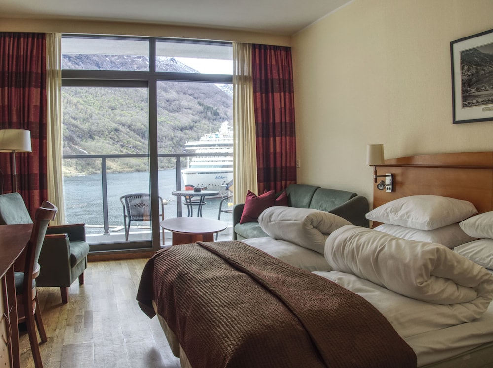 Superior Double or Twin Room (Fjord View) - Photo 10
