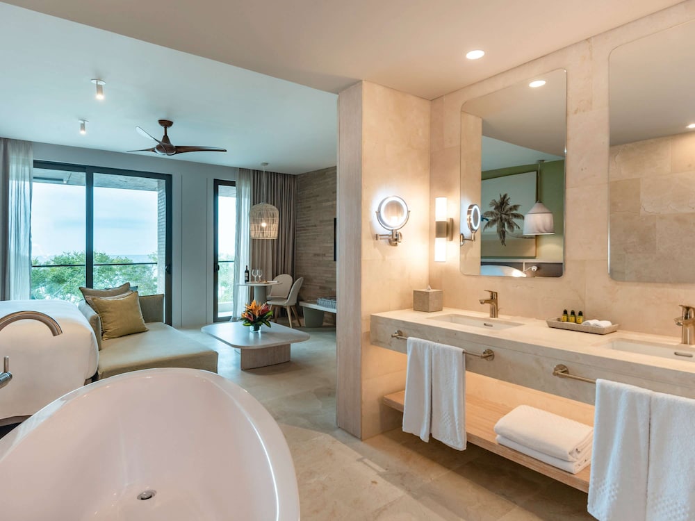 Junior Suite 1 King, Beach Front - Photo 4
