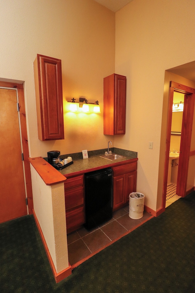 Cabins on the Commons 1 King with 3/4 Bath photo 3