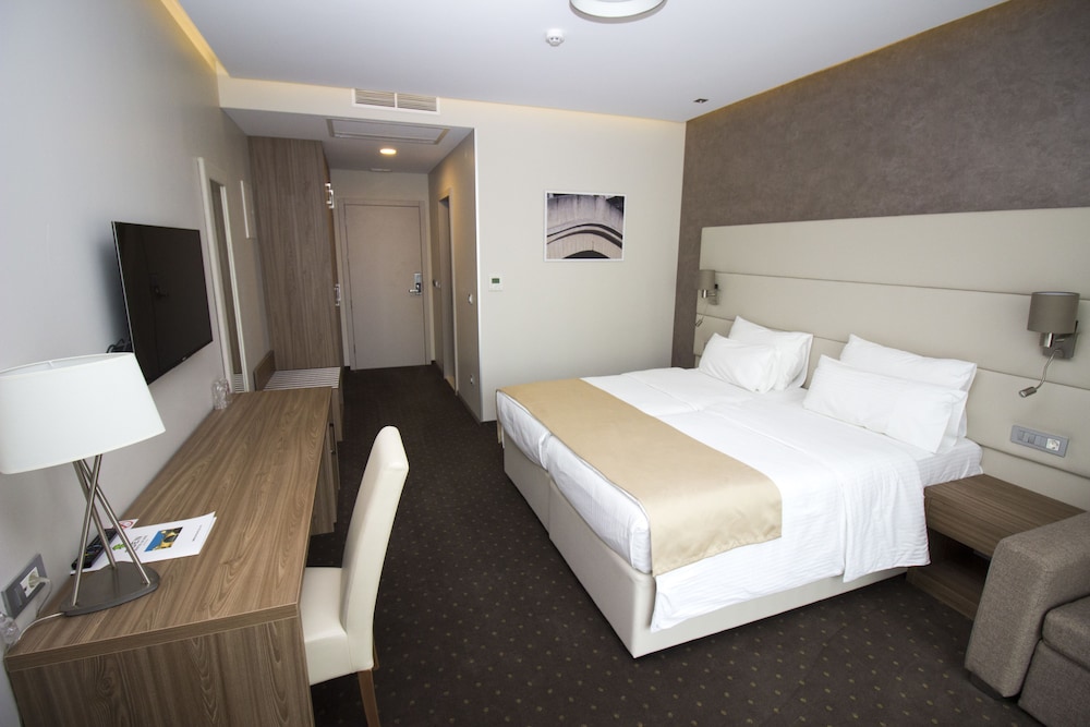 Deluxe Double or Twin Room, Balcony photo 2