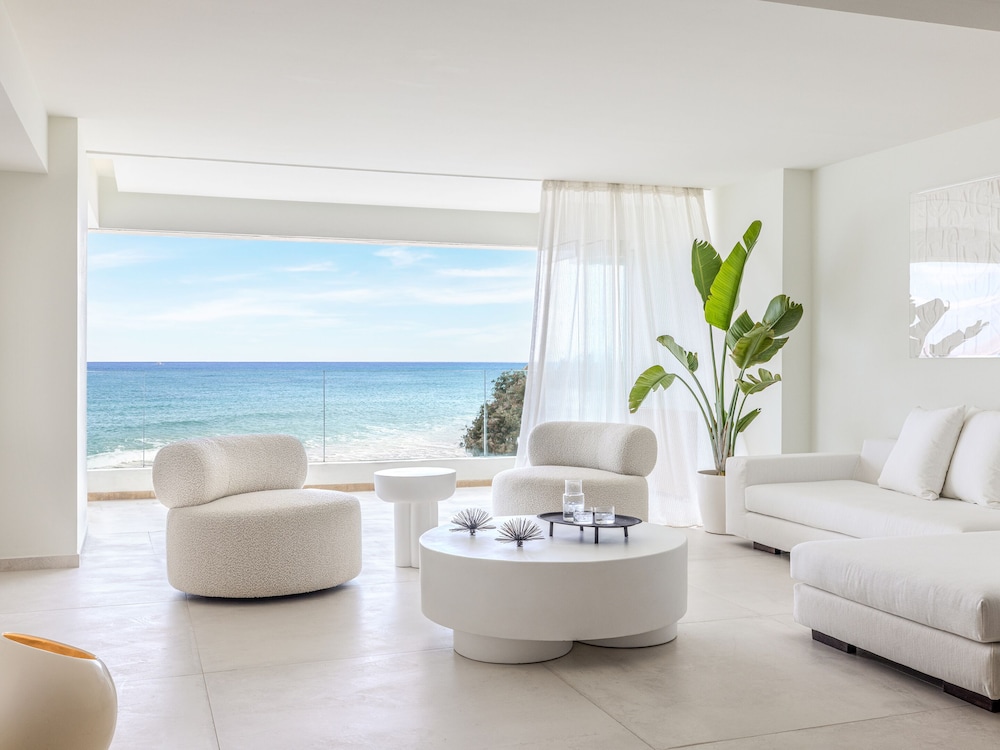 Amirandes White Suite thumbnail 6