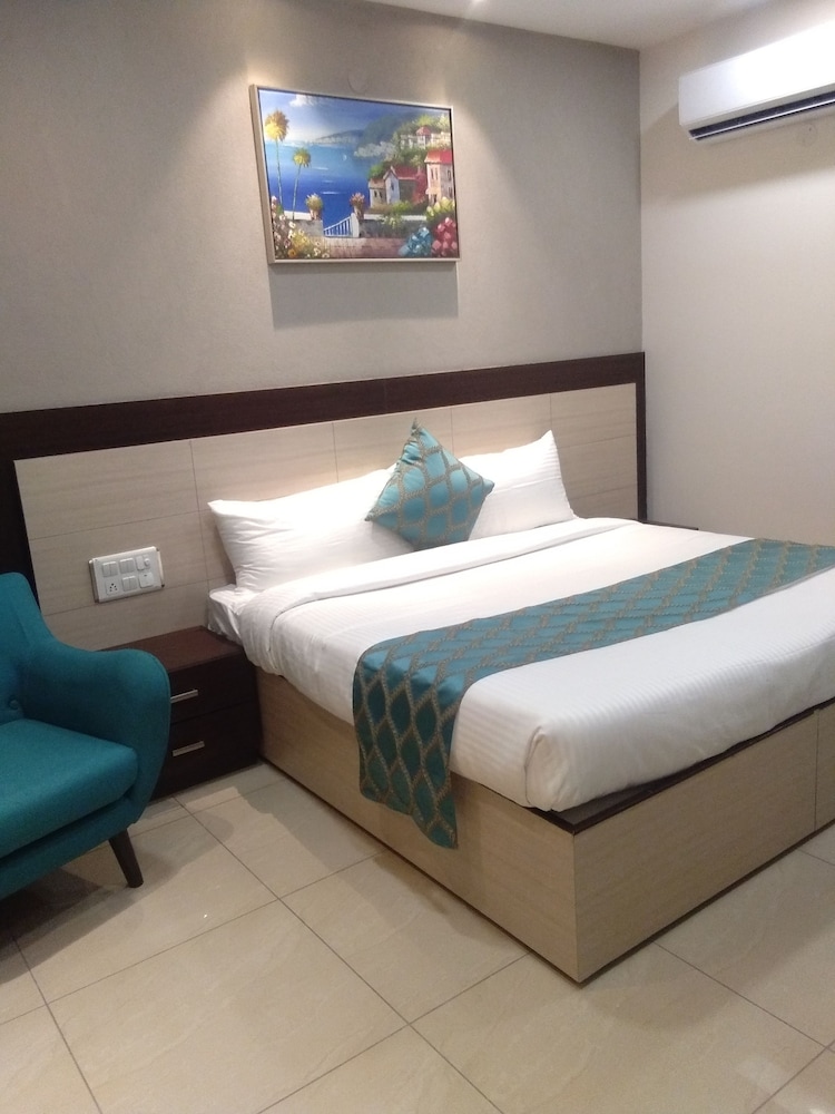 Deluxe Room - Photo 9