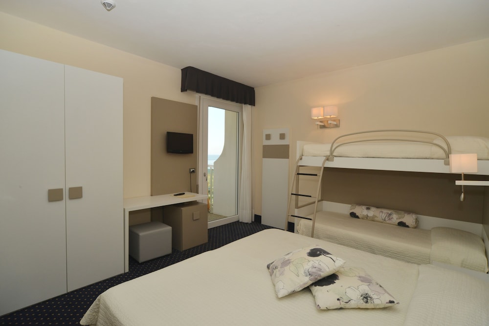 Classic Quadruple Room, Partial Sea View