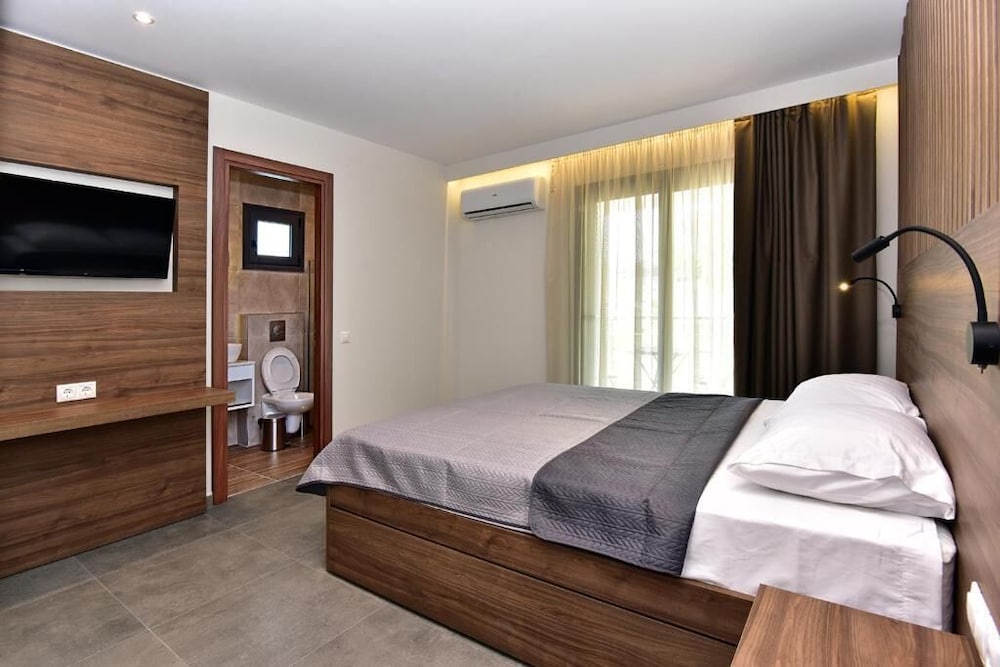 Deluxe Triple Room, Garden View