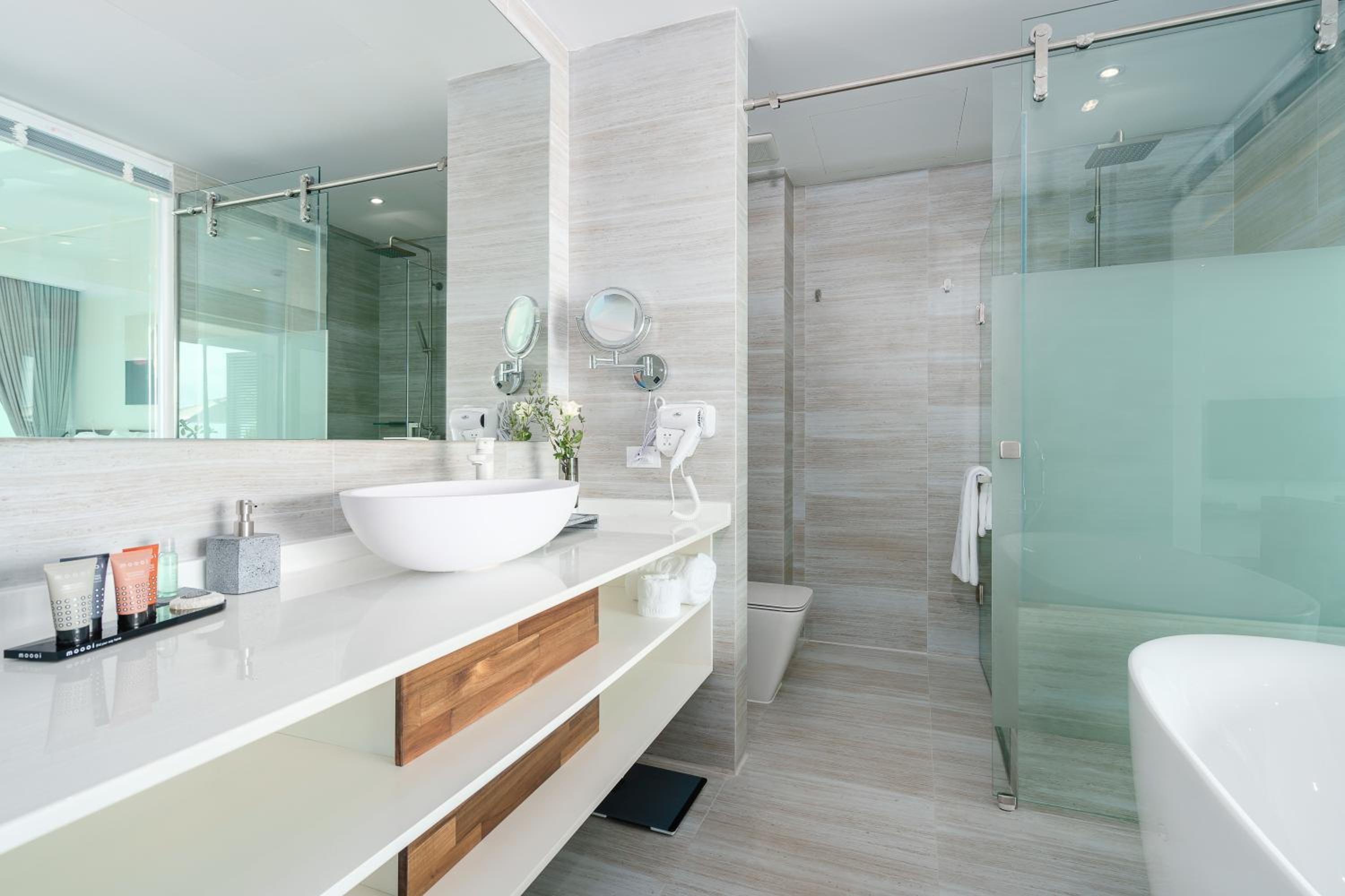 Grand Deluxe Pool Access Suite - Photo 7