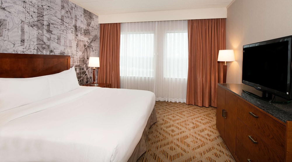 Room, 1 King Bed, Jetted Tub (Balcony) photo 2