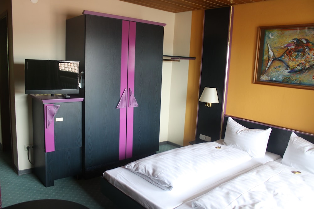 Basic Double Room, 1 King Bed
