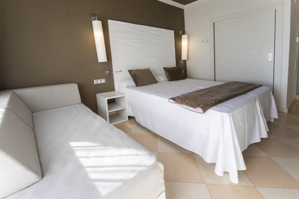 Standard Double Room (2)
