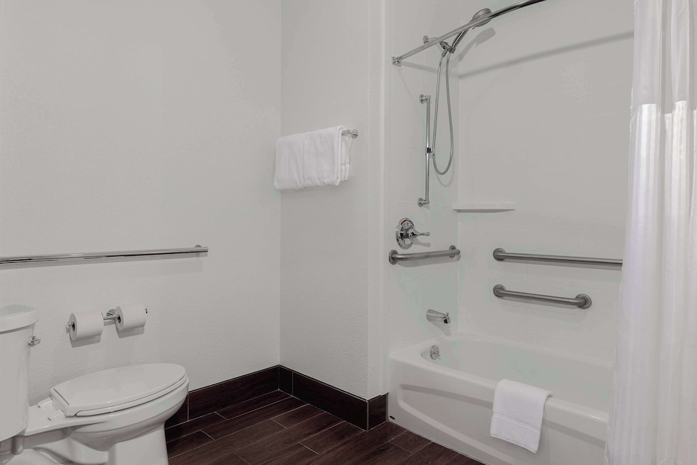 Room, 1 King Bed, Accessible, Bathtub (Mobililty) - Photo 7