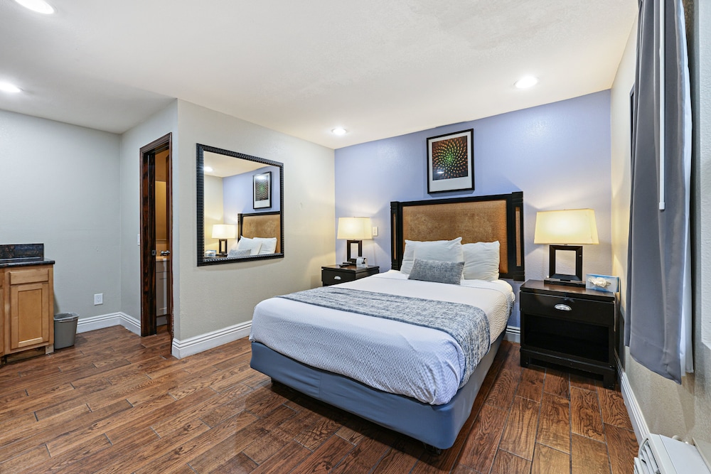 Suite, 1 Queen Bed, Kitchen photo 1