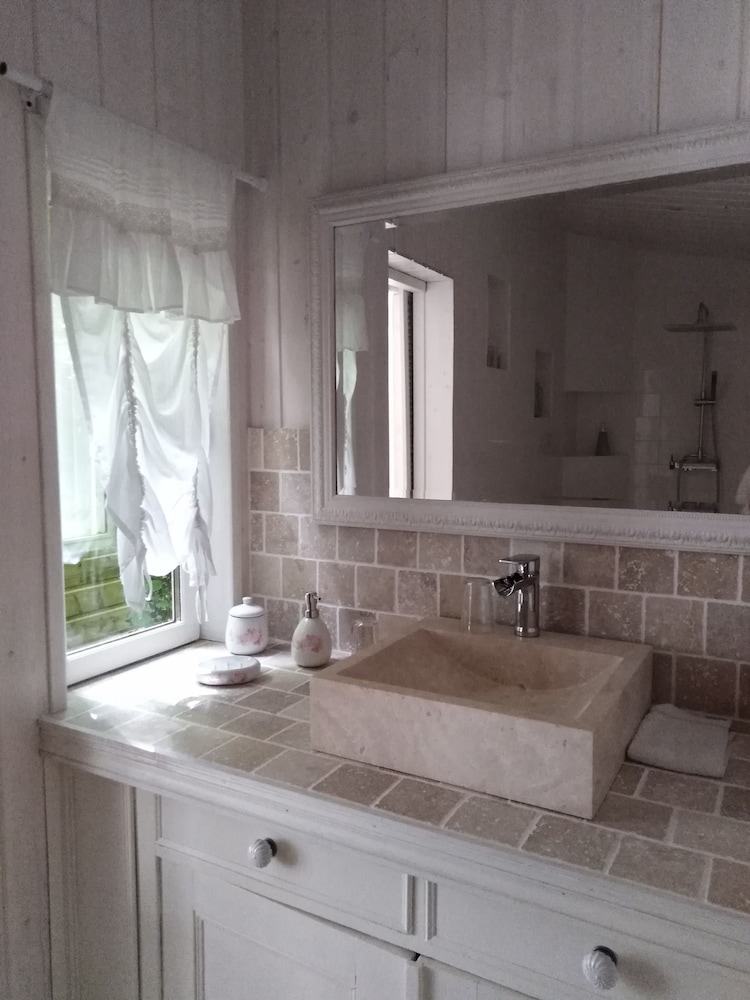 Luxury Chalet, 1 Queen Bed, Non Smoking, River View photo 3