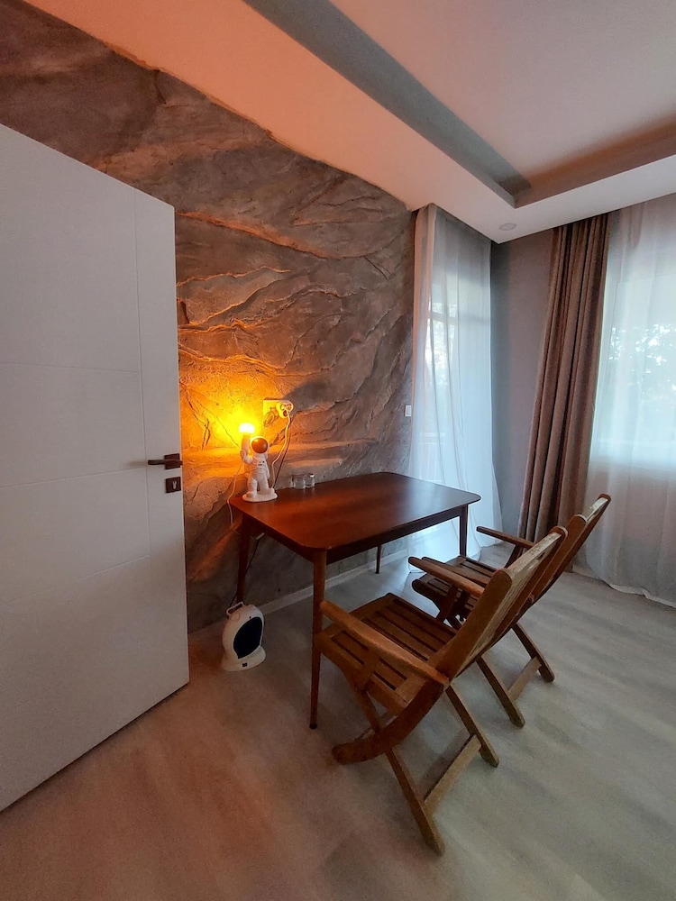 Grand Double Room, 1 Queen Bed, Beachside photo 3