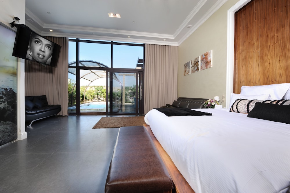 Honeymoon Villa photo 2