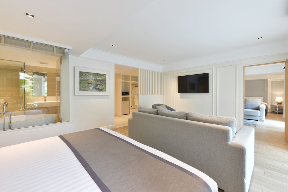 Pool Access Suite Room with Living area and Balcony thumbnail 6