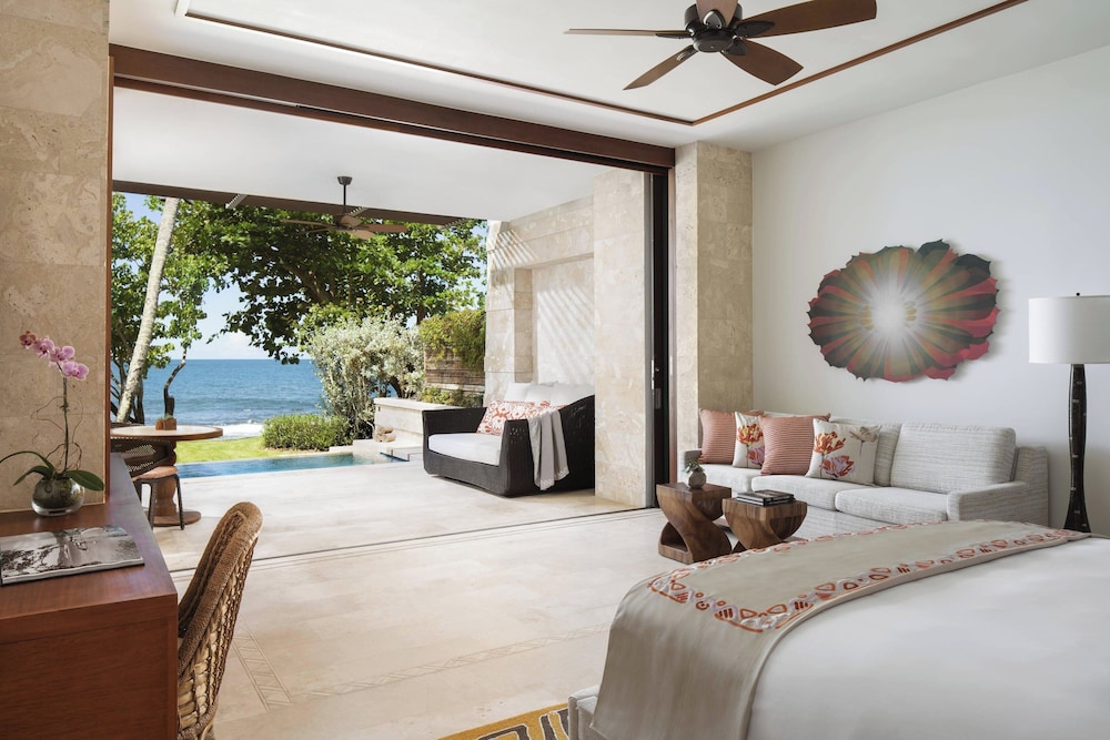 East Beach Guest Room with One King Bed and Sofa Bed (Non Smoking)