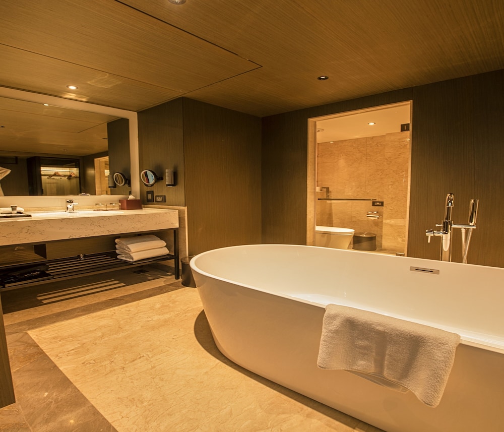 Suite - Photo 32