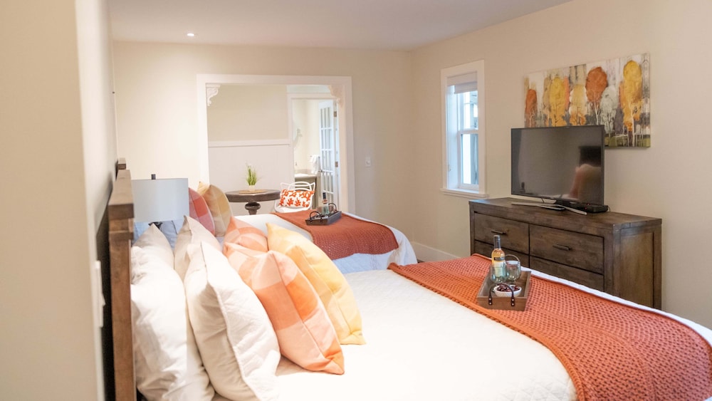 Suite, 2 Queen Beds, Private Bathroom (Double Queen Hospitality Suite)