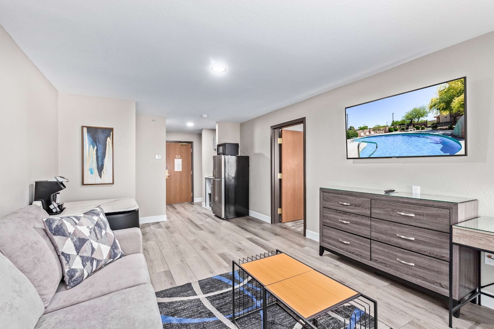 Suite, 1 King Bed, Kitchen (with Sofabed) - Photo 4