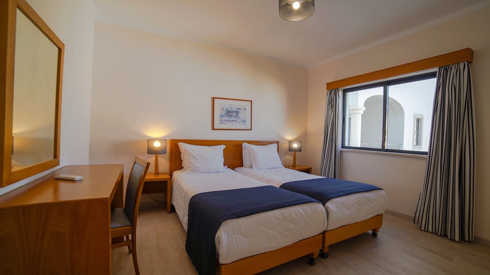 Family Apartment, 2 Bedrooms, Pool View - Photo 7