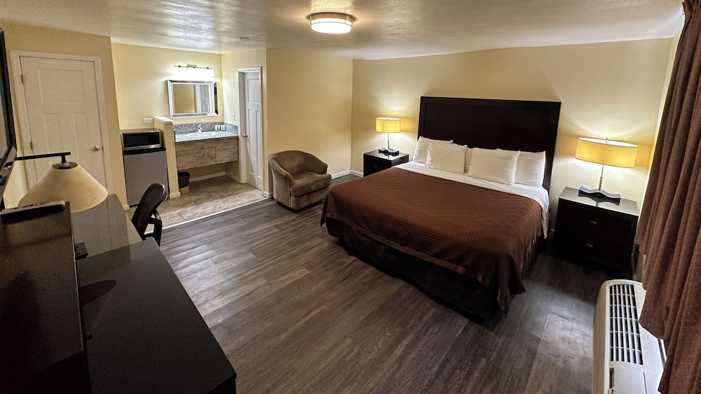 Standard Room, 1 King Bed photo 1