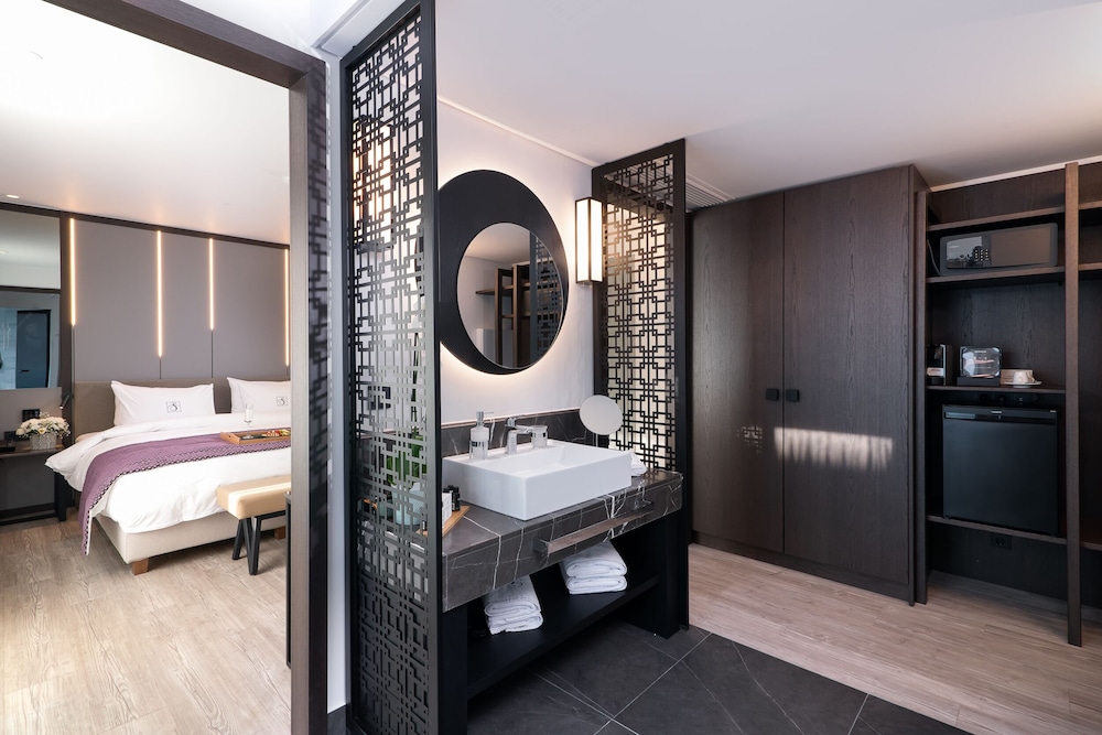 Deluxe Room (King) - Photo 7