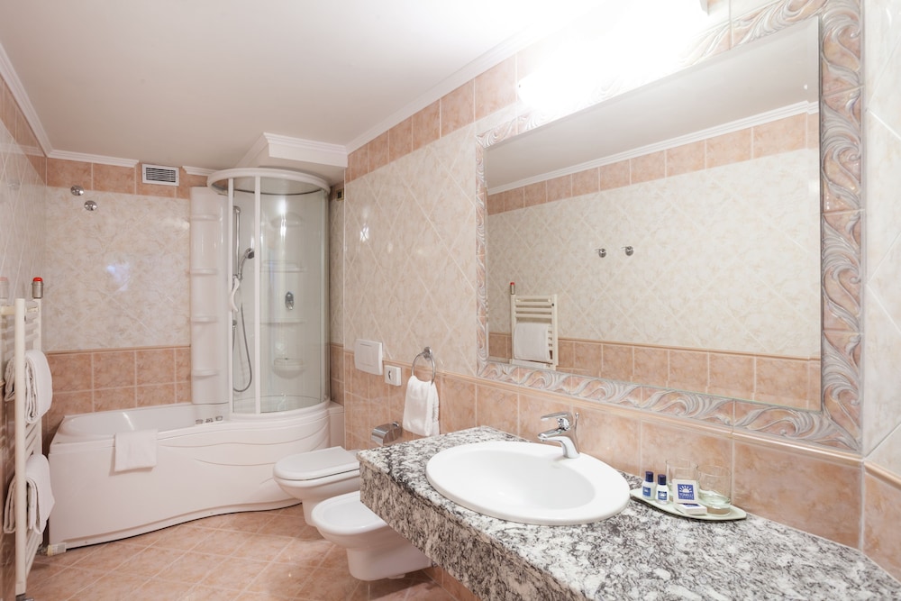 Deluxe Room, Balcony - Photo 6