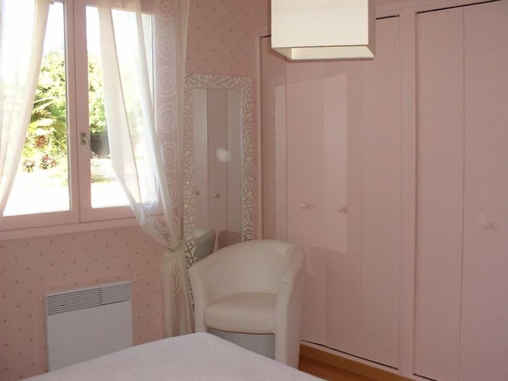 Double Room, 1 Queen Bed (Marie) photo 2