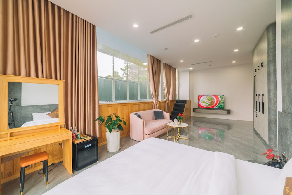 Deluxe Pool Access with Bathtub - Photo 6