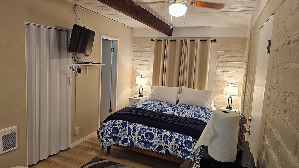 Premium Queen room 1 Queen Bed, Refrigerator & Microwave, Mountain View