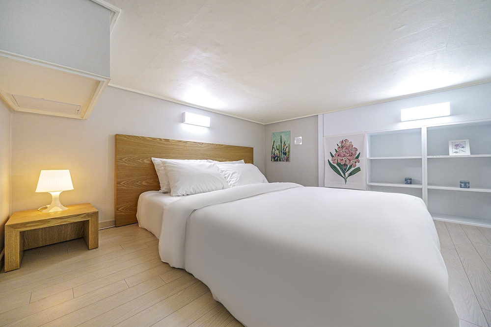 Deluxe Room, Mountain & City View photo 3