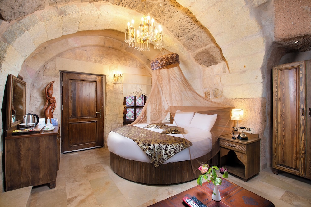 Deluxe Cave Room With Jakuzzi - Photo 1