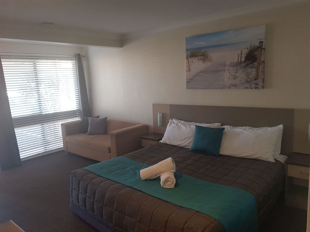 Premium Room, 1 King Bed photo 3