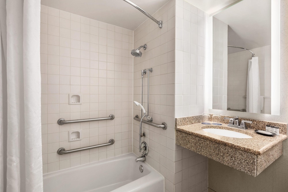 Traditional Room, 2 Queen Beds (Mobility/Hearing Accessible, Tub) photo 2