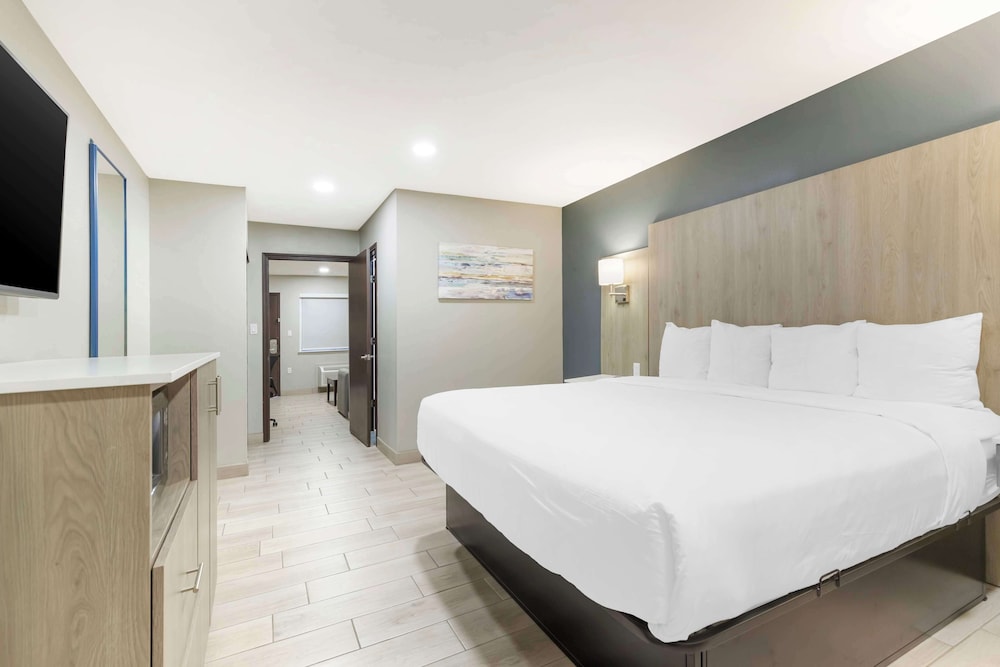 Suite, 1 King Bed, Non Smoking, Refrigerator & Microwave photo 3