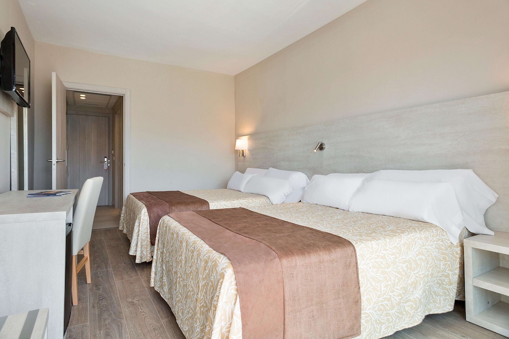 Standard Room (3 Adults + 1 Child) - Photo 6