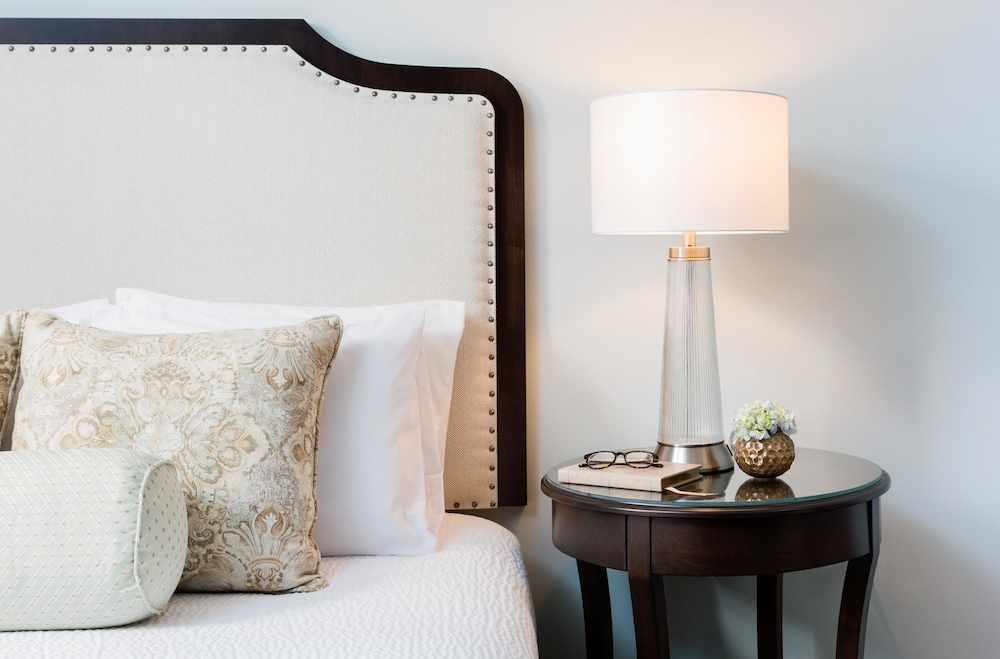 Standard Room, 1 Queen Bed, Courtyard Area - Photo 5