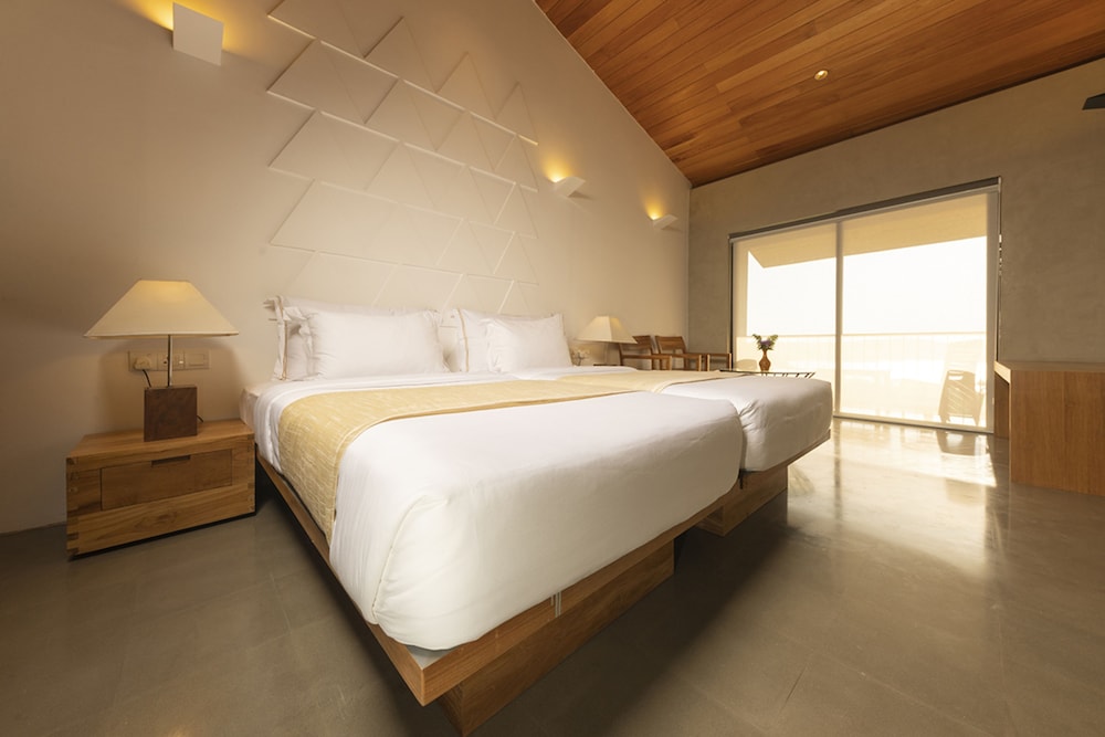 Deluxe Family Suite With Lake View (Interconnecting)