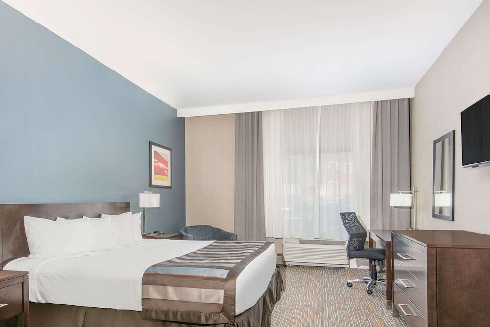 Room, Multiple Beds, Accessible, Non Smoking (Mobility/Hearing, Tub w/ Grab Bars)