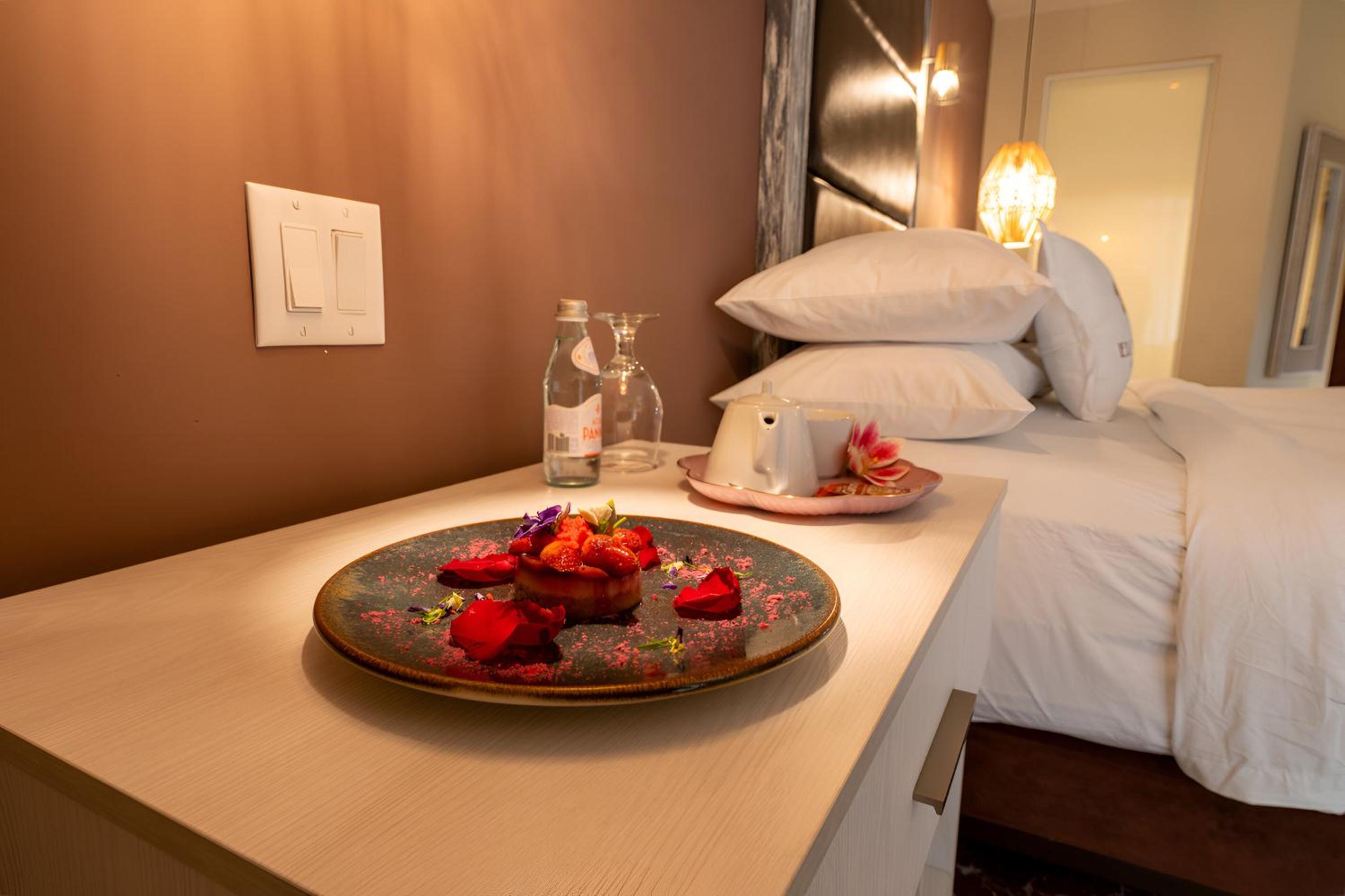 1 King Bed, Cabana Room, Poolside Room - Photo 5