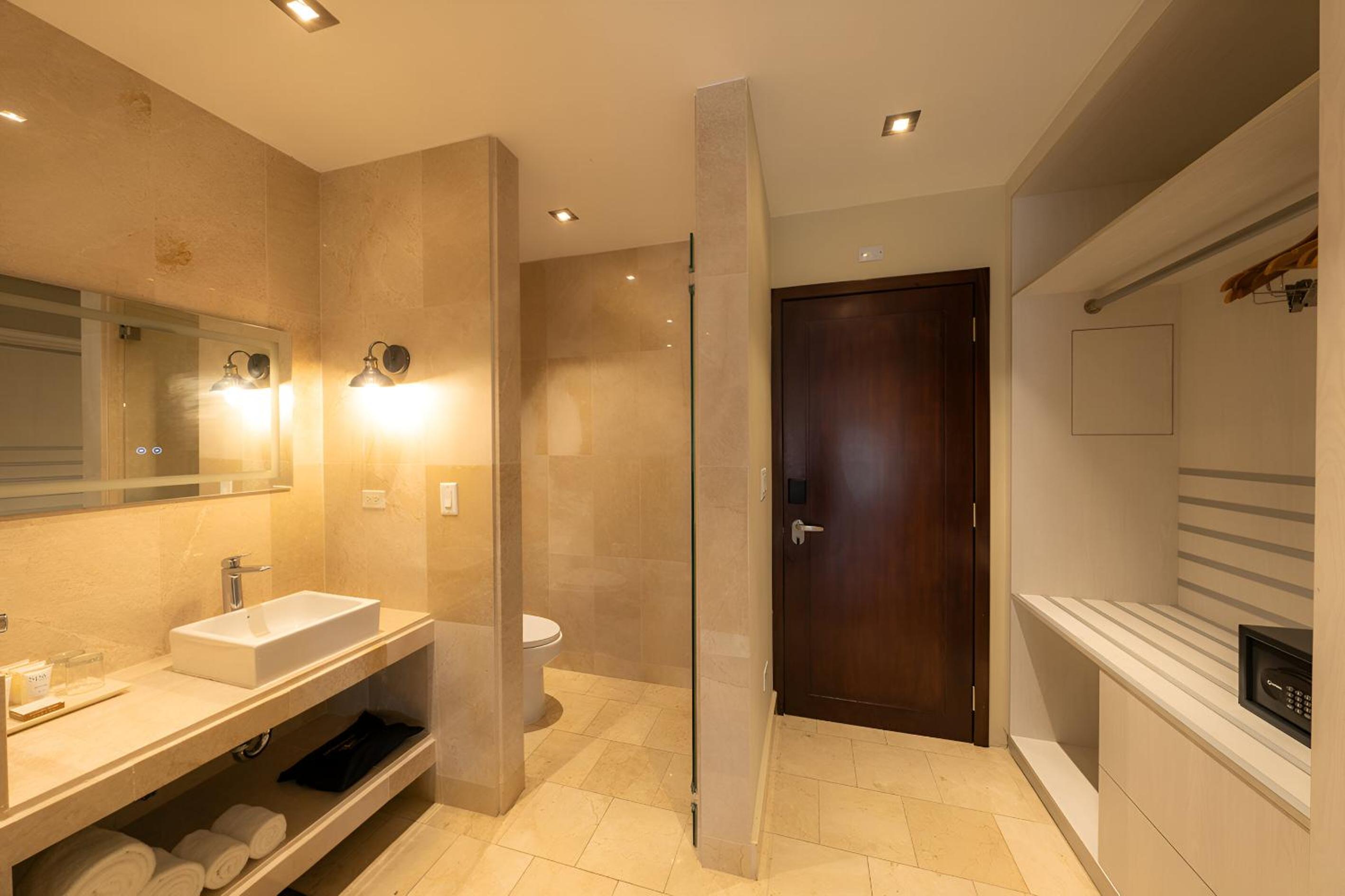 1 King Bed, Cabana Room, Poolside Room - Photo 8