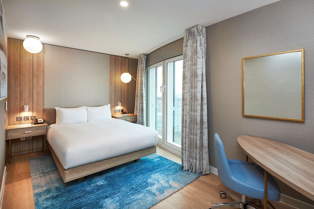 Suite, 1 King Bed, City View thumbnail 5