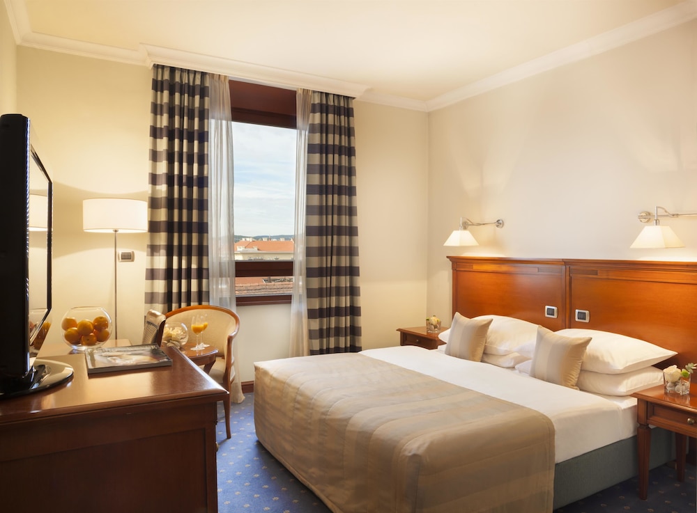 Deluxe Room, 1 King Bed - Photo 2